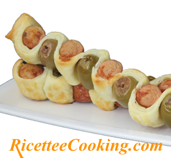 Spiedini di pasta sfoglia wurstel e olive